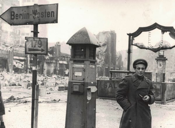 5. Е. Долматовский в Берлине. 1945 г. 5. Е. Долматовский в Берлине. 1945 г.